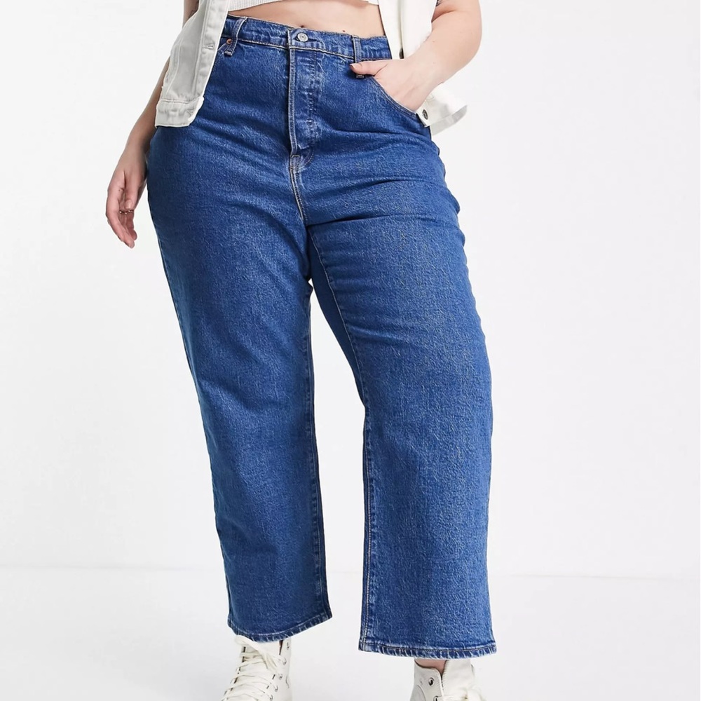 Levi's Plus Ribcage Straight Jeans in Medium Wash (size 24W)